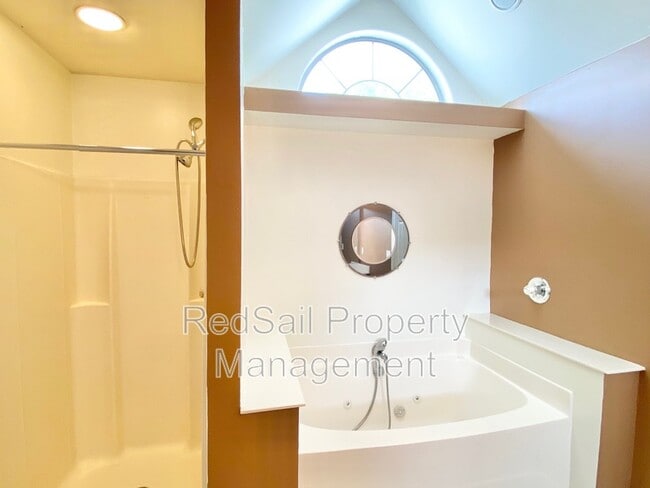 Building Photo - 889 Holbrook Dr