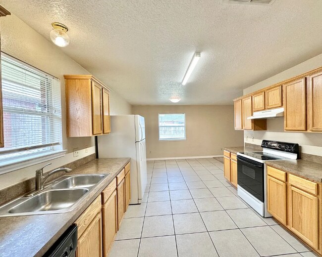 Building Photo - 4 Bedroom 2 Bath - Convenient Location