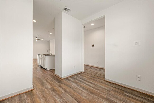 Building Photo - 19031 Drayton Vlg Trce