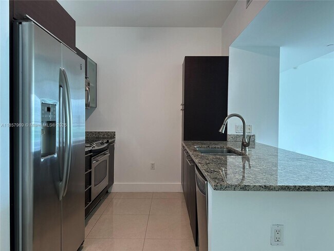 Building Photo - 950 Brickell Bay Dr