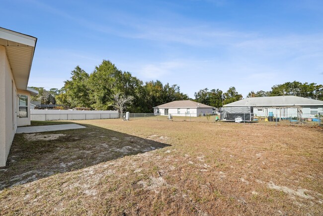 Building Photo - Fenced & Tiled 3/2/2 Summerfield Home For ...