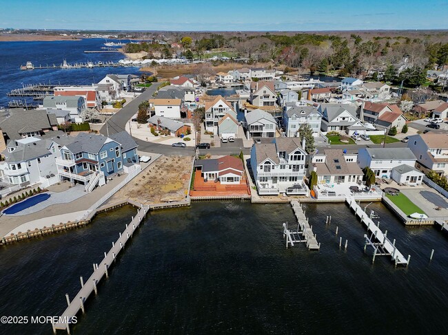 Building Photo - 44 Island Dr