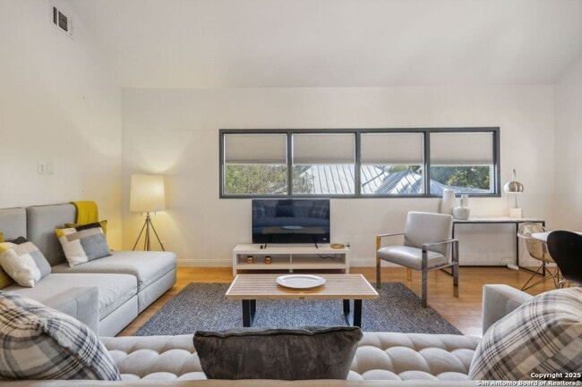 Building Photo - HISTORIC CHARM IN KING WILLIAM