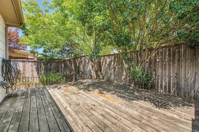 Building Photo - 1615 Bur Oak Dr