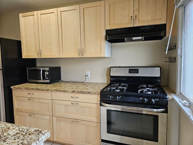 Building Photo - Highlands 1 Bedroom 1 Bath w/ Yard and Laundry!