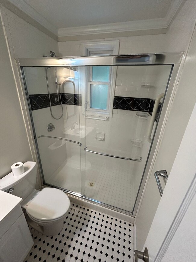 Building Photo - Cozy 2 bedroom/1 bath condo in the heart o...