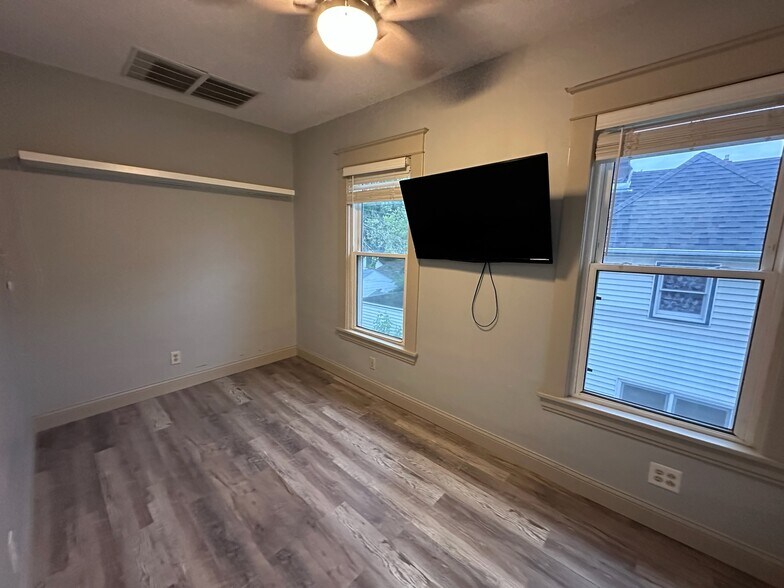 Building Photo - 734 Sims Ave