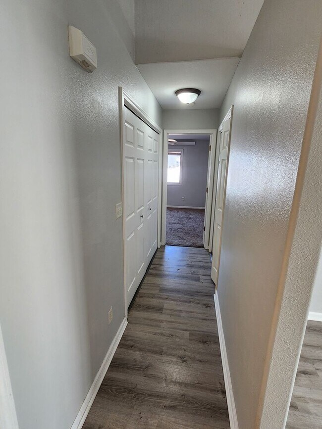 Building Photo - 1351 E Oakland St