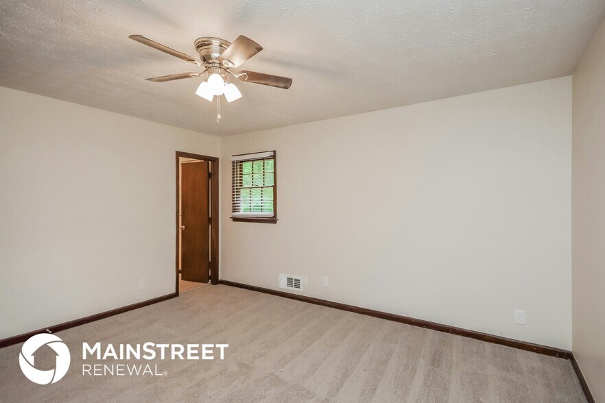 Building Photo - 2245 Pinewood Dr