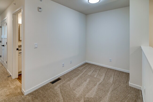 Building Photo - 4873 Lacy Rd