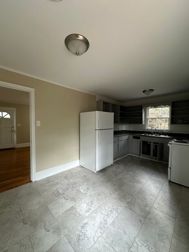 Building Photo - Normaltown Home Move-in ready