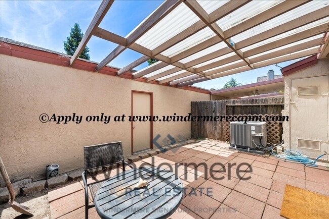 Building Photo - Easy Living in a Cozy West Sac Community!