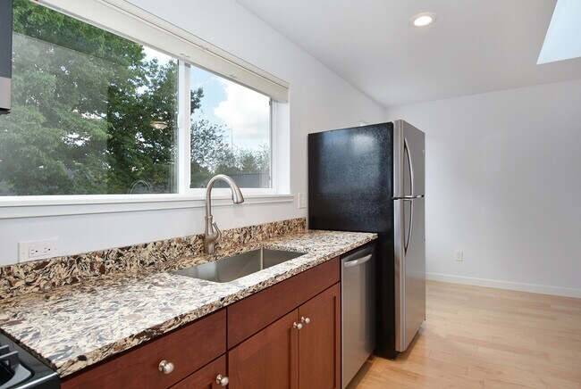 Building Photo - Beautiful Newer Construction (2019) 1 Bedroom/1 Bath ADU in Convenient Location (Central District)
