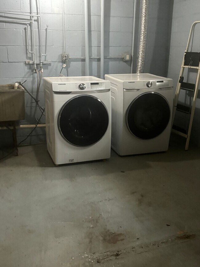 Building Photo - For Rent: 3 Bedroom, 1 Bath – Joliet, IL