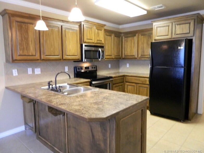 Kitchen - 610 Rolling Hills Dr