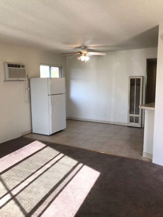 Building Photo - Convenient 2x1 with Parking- dog friendly!