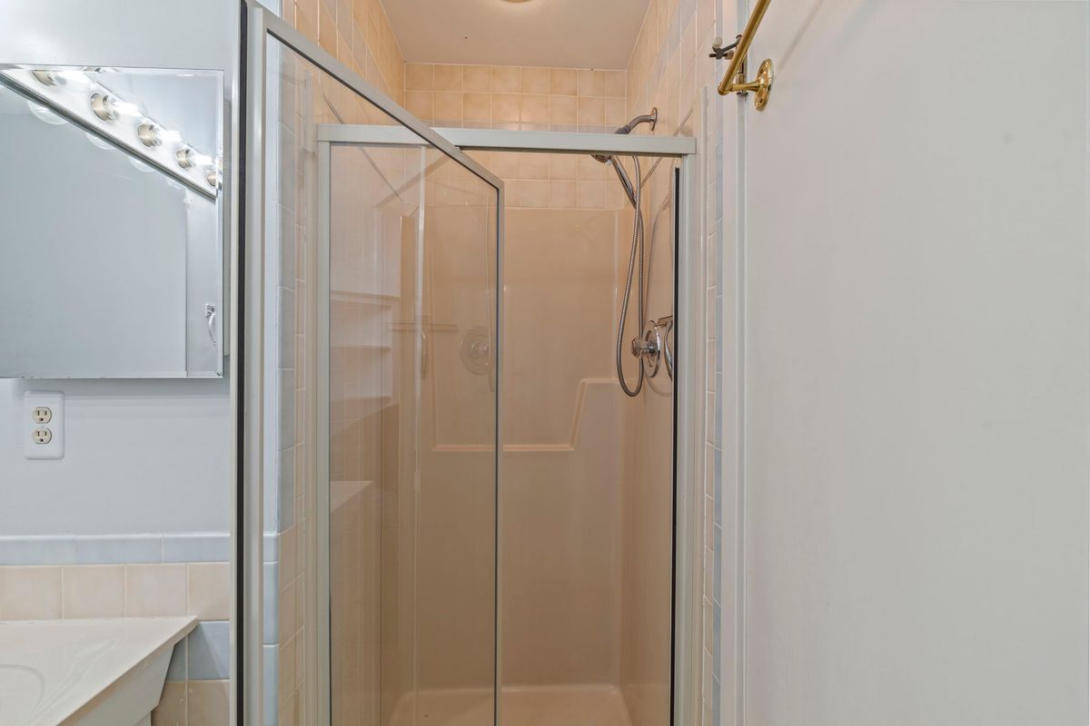 Building Photo - 431 Lynetree Dr