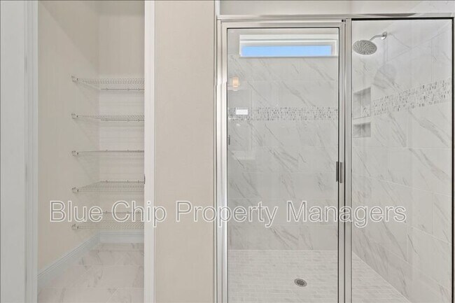 Building Photo - 1229 Pampus Dr