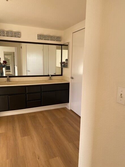 409 bathrom1 - Manhattan Regency