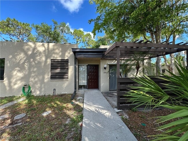 Building Photo - 209 Pinebrook Dr