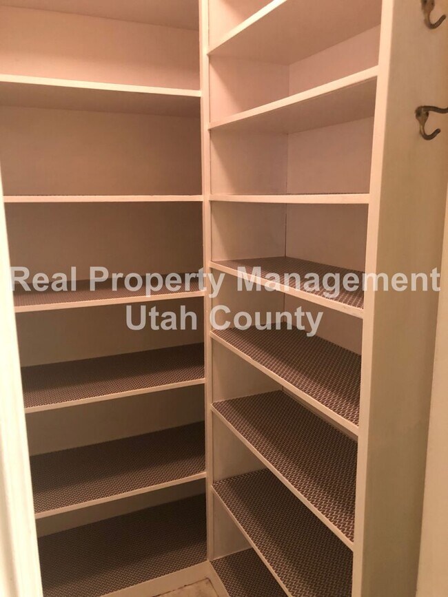 Building Photo - Spacious Lehi Home