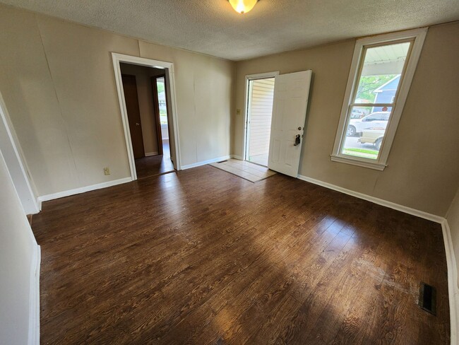 Building Photo - Spacious 2-Bedroom, 1-Bathroom Home AVAILABLE NOW!!