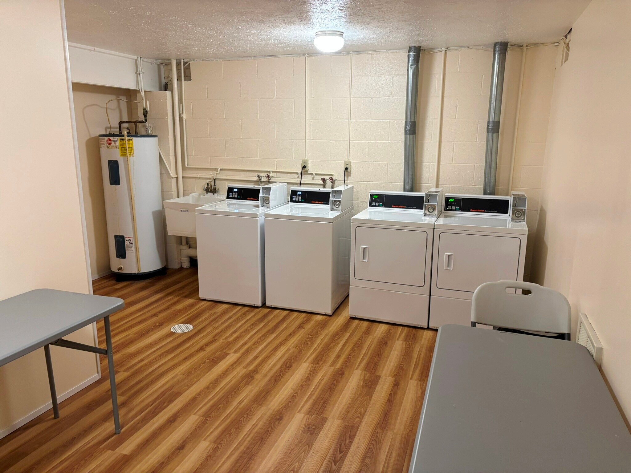 Building Photo - 225 Hillview Ln