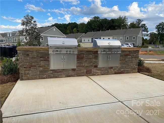 Building Photo - Like Brand New Luxury Townhome in Matthews!