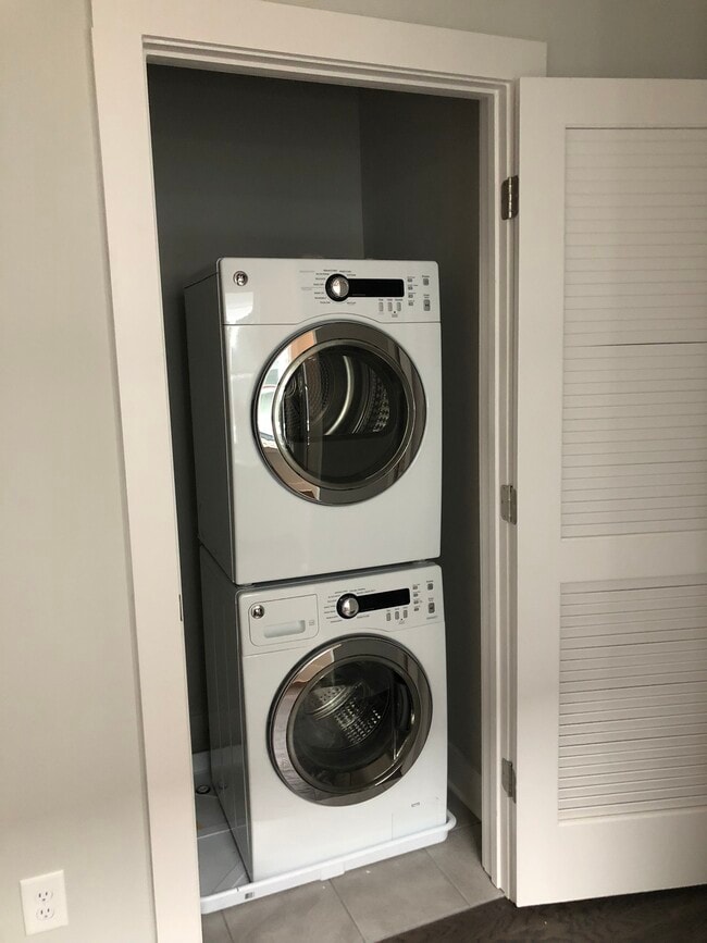 Building Photo - 509 Rosedale Ave