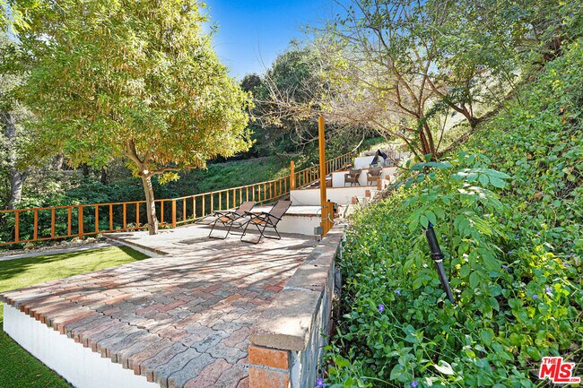 Building Photo - 4611 Louise Ave