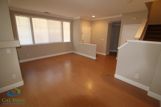 Building Photo - 390 Oleander Dr