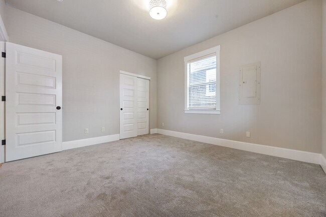 Building Photo - 216 NE Tillamook St