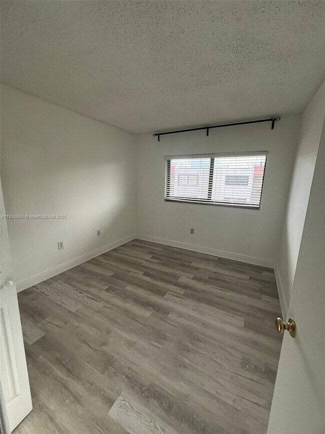 Building Photo - 8875 Fontainebleau Blvd