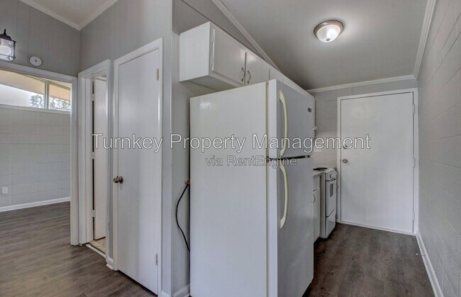 Building Photo - 4700 Lynn Ln