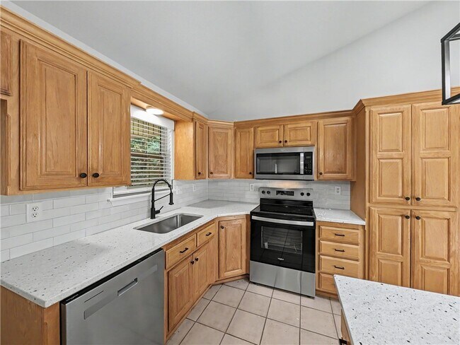 Building Photo - 11 Ettington Dr