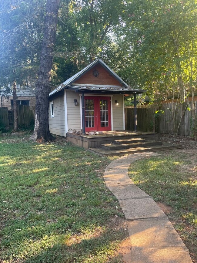 Building Photo - 4 bedroom 2 bath house!