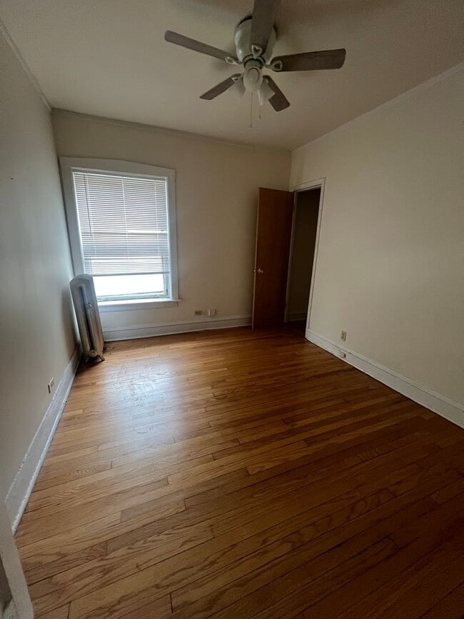 Building Photo - 3348-1 W Sunnyside 2bed/1bath