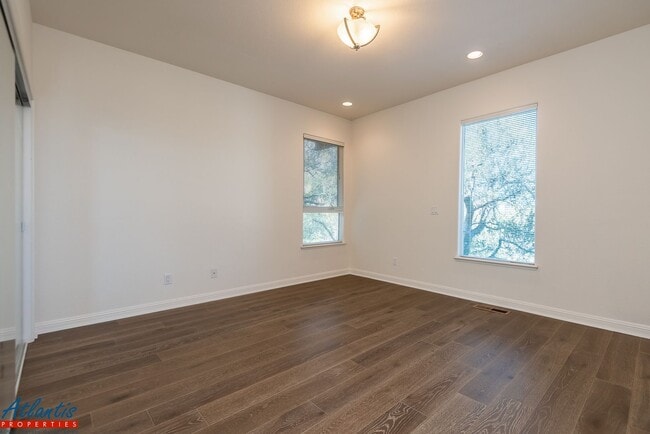 Building Photo - Stunning & Spacious Home | Panoramic Views