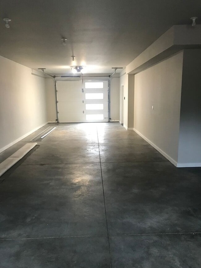 Building Photo - Pet Friendly Three Bedroom in Central Location!