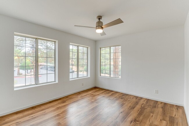 Building Photo - GUARD GATED 2 BEDROOM CONDO!