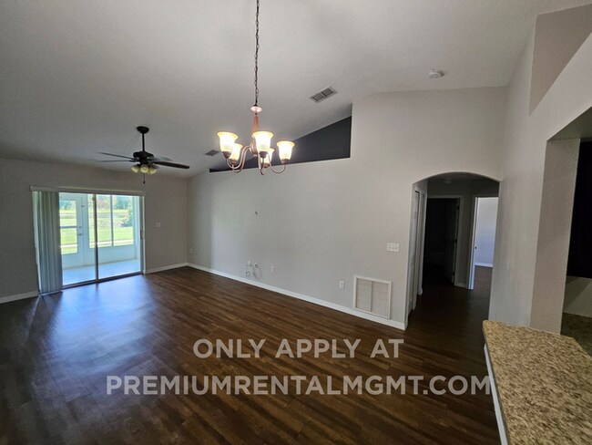 Building Photo - Beautiful Townhome in St Cloud !