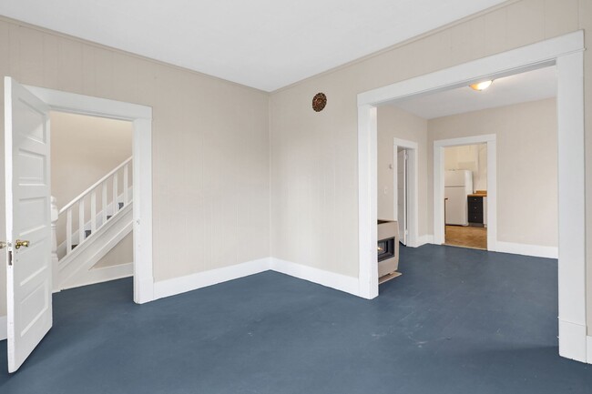 Building Photo - $1,000 Grocery Store Gift Card! 4 Bedroom, 1 bathroom Home in the York neighborhood for Rent!