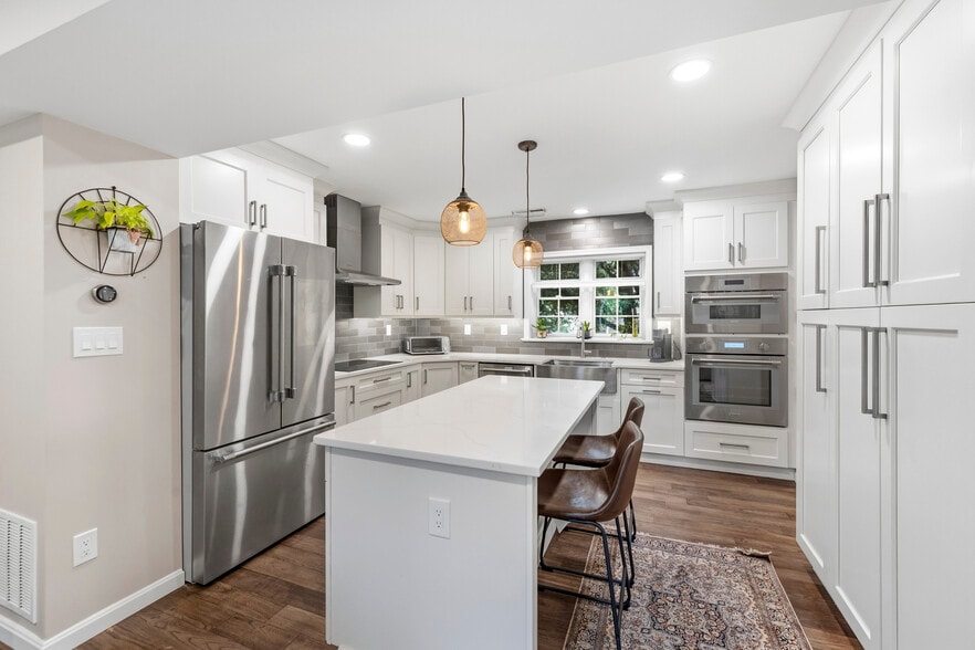 Building Photo - 4880 Chevy Chase Dr