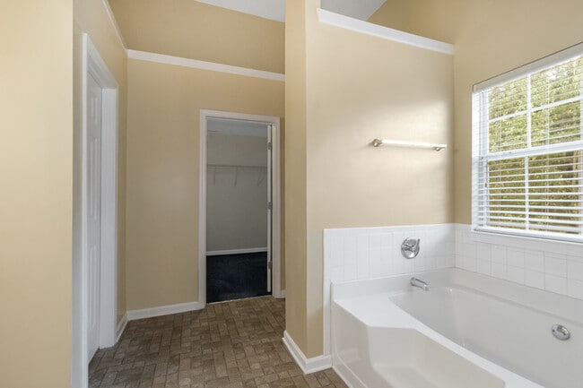 Building Photo - 65 Oak Manor Dr