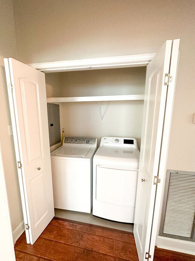 Building Photo - Uptown Rental: 2BR Duplex with Parking & Yard