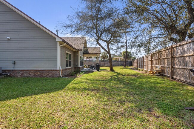 Building Photo - 903 Tadpole Ave