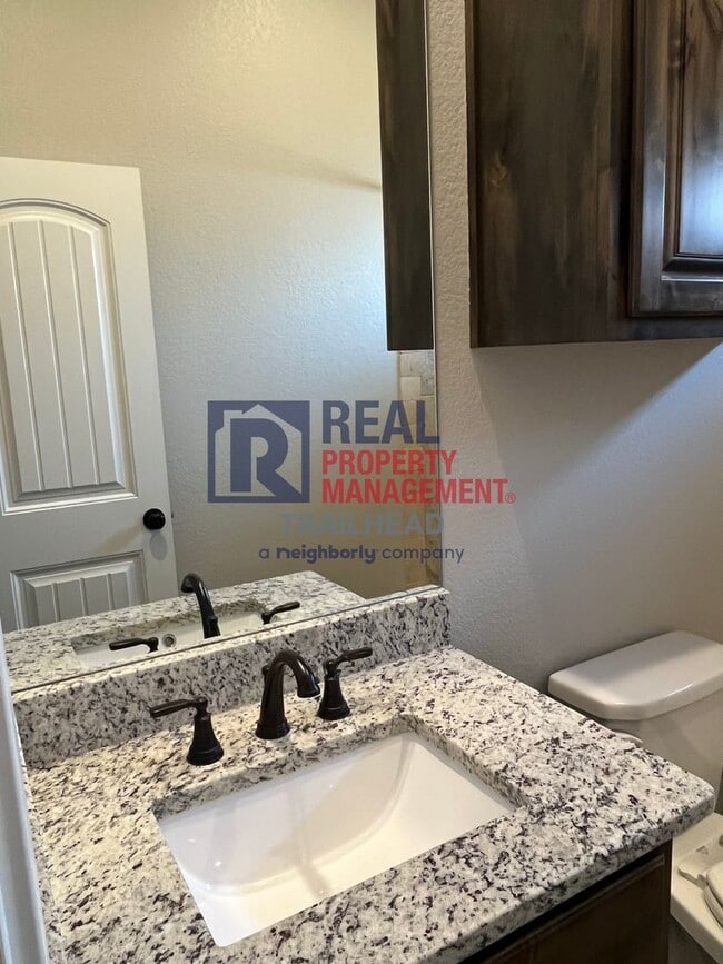 Building Photo - Stunning 3 Bed 2 Bath Home in Gated Lakesi...