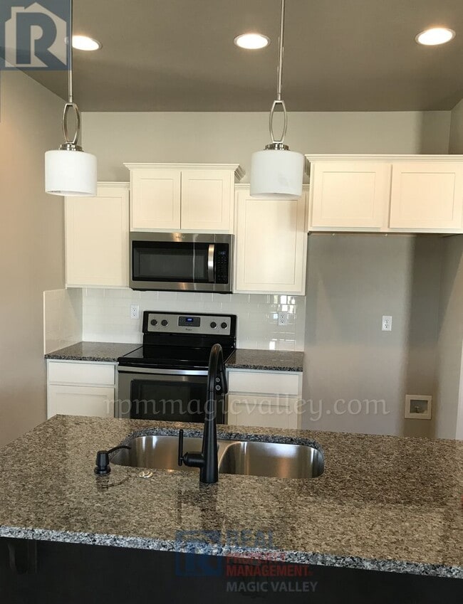 Building Photo - Beautiful 3 bedroom, 2 bath Available 7/8/...