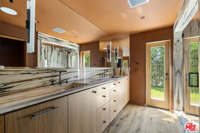 Building Photo - 9258 Swallow Dr