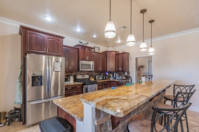 Building Photo - 4 Bedroom 2 bath Beautiful Home